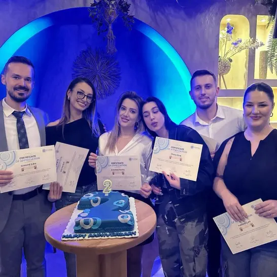 Des membres de l’équipe de BlueMagic Group Clinic tiennent leur certificat de reconnaissance lors de l’anniversaire de l’équipe