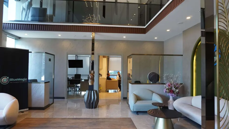 Le hall de la clinique de Bakırköy, avec le mur au logo BlueMagic Group Clinic