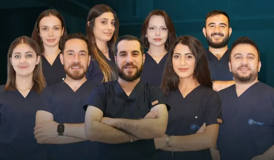 Des membres de l’équipe capillaire de BlueMagic Group Clinic en tenue bleu marine